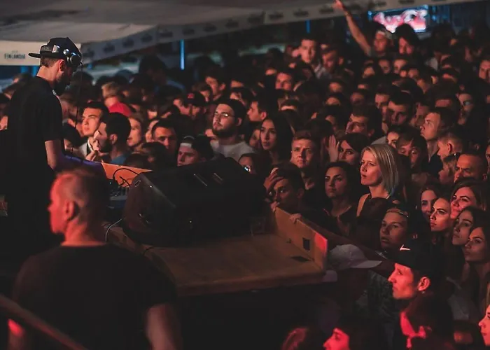 Red Line Station touristique 3*